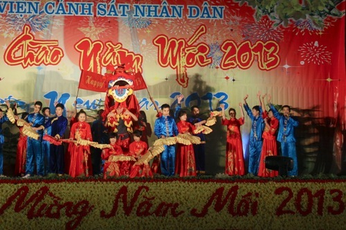 Hát múa “Gong xi Gong xi” (Chúc mừng năm mới)